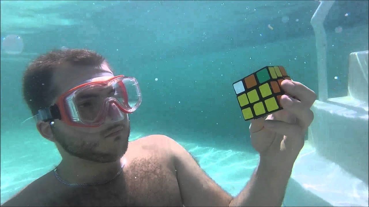 Löser Rubik's kub under vattnet - Viktor Strindell