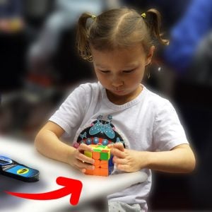 zoe-löser-rubiks-kub-som-3åring